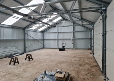 De binnenkant van een metalen gebouw met een dak.