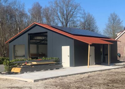 Een gebouw met een zonnepaneel op het dak.