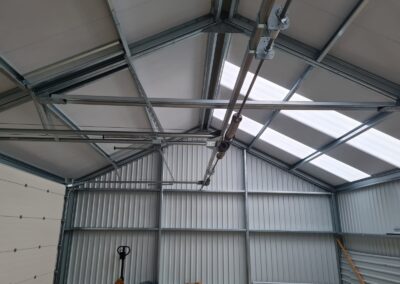 De binnenkant van een metalen garage met een dakraam.