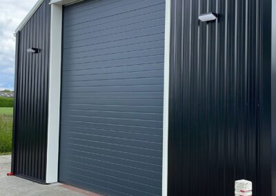 Een zwarte garage met een zwarte deur.