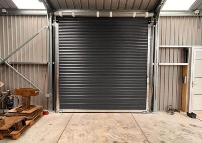 Een garage met daarin een roldeur.