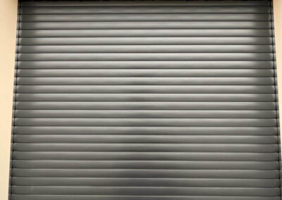 Een garagedeur met rollen erop.