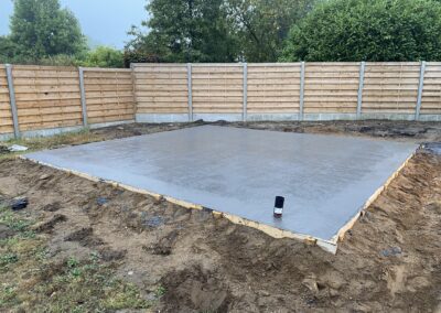 In het kader van de Hoboken Projectpagina wordt in een achtertuin een betonplaat gelegd.