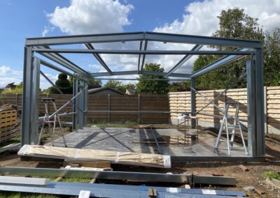 In een achtertuin wordt een metalen frame gebouwd als onderdeel van de Projectpagina in Hoboken.