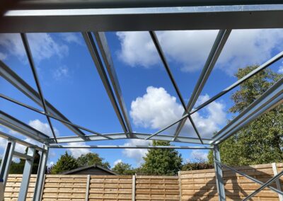 De binnenkant van een metalen gebouw in Hoboken met een blauwe lucht.