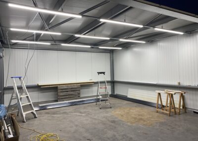 Op de projectpagina wordt de binnenkant van een metalen gebouw in Hoboken werkklaar gemaakt.