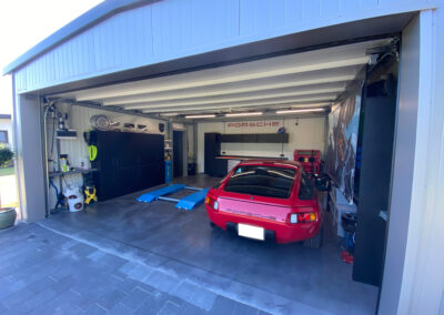 Een rode sportwagen in een garage in Hoboken.