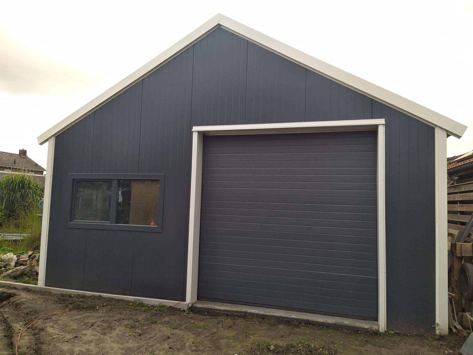 af19 Een garage met een grijze deur en een garagedeur.